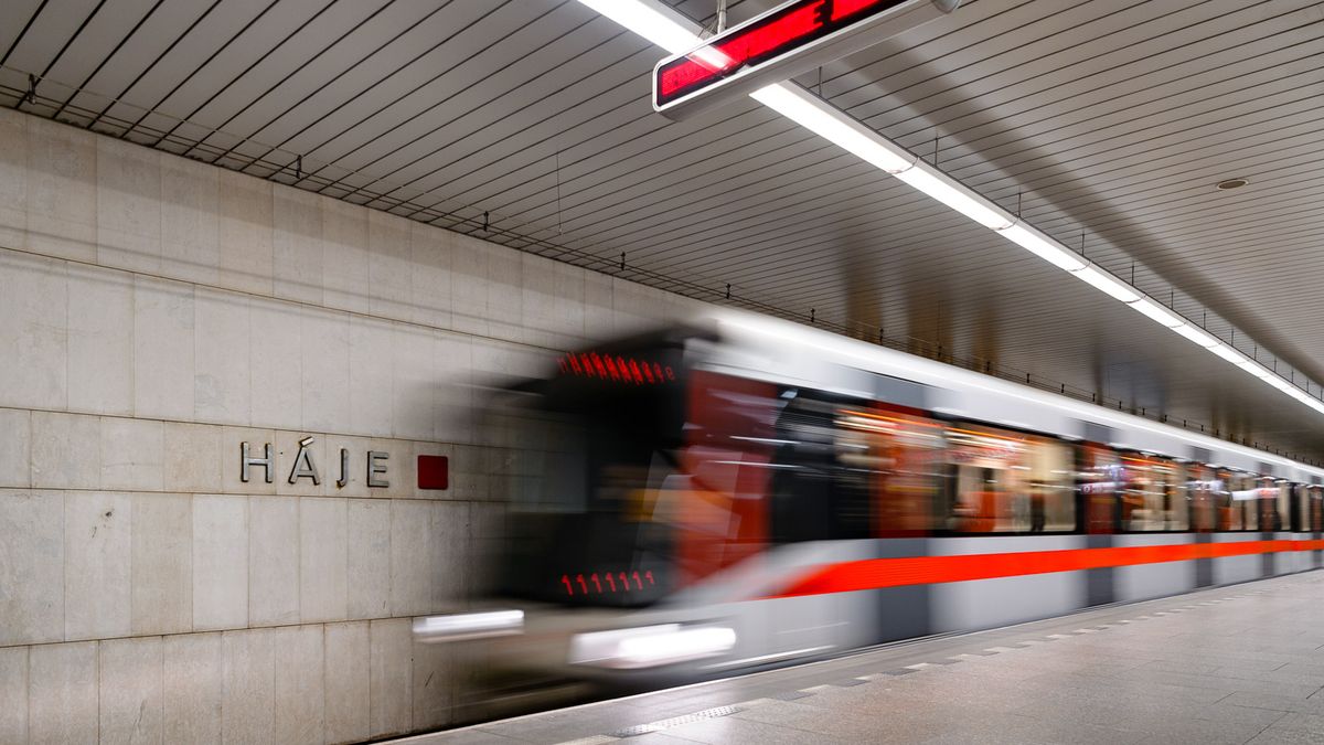 Ve stanici metra Hlavní nádraží spadla omítka, ve směru na Háje nelze vystupovat