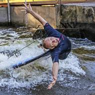 I ten sebelepší jezdec ale jednou udělá chybu a vlna ho spláchne. 