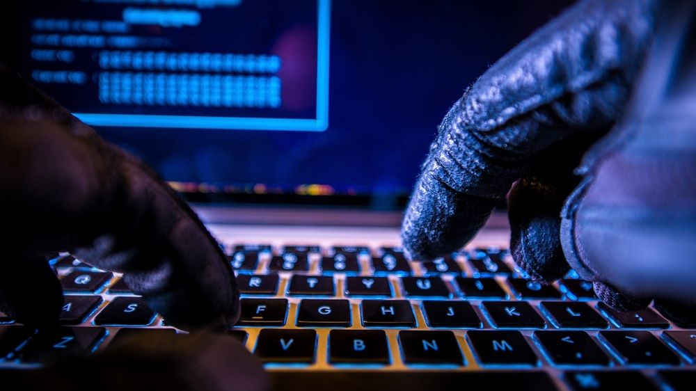 Hackeři napadli servery parlamentů na Slovensku a v Polsku