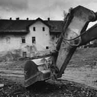 Své domy začali Libkovičtí prodávat těžební společnosti Doly Vítězného února Záluží v roce 1986. Na konci roku 1992 se obec pokusilo zachránit hnutí Greenpeace spolu s dalšími českými ekologickými organizacemi. Na snímku Vítězná ulice v Libkovicích, říjen 1992.