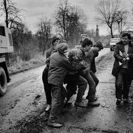 Martin Beránek a Dan Vondrouš z Hnutí Duha zápolí s dělníky bourací čety, ulice Na Hrázi v lednu 1993.