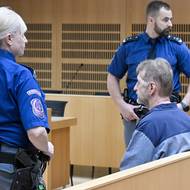 V listopadu řešil Obvodní soud pro Prahu 6 Janouškův případ znovu. Zopakoval, že se z vězení na podmínku nedostane. Podle soudce nemá na podmíněné propuštění nárok automaticky jen proto, že se chová ve vězení dobře. Musí navíc mimo jiné prokázat, že se polepšil. Jenže Janoušek si podal stížnost. A Městský soud v Praze mu 20. prosince vyhověl.