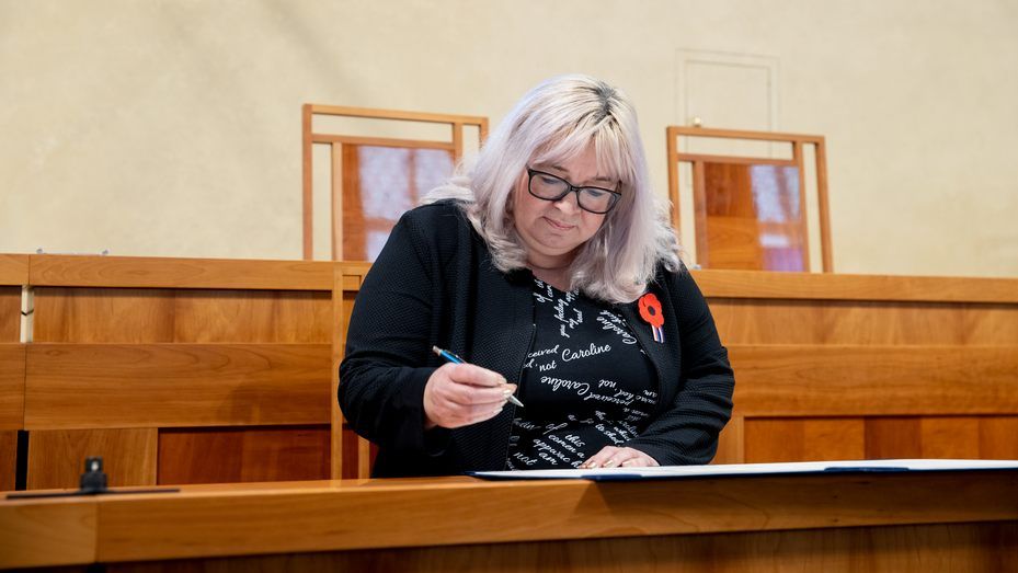 Kdo nechodí do práce? Seznam Zprávy se podívaly na docházku v Senátu