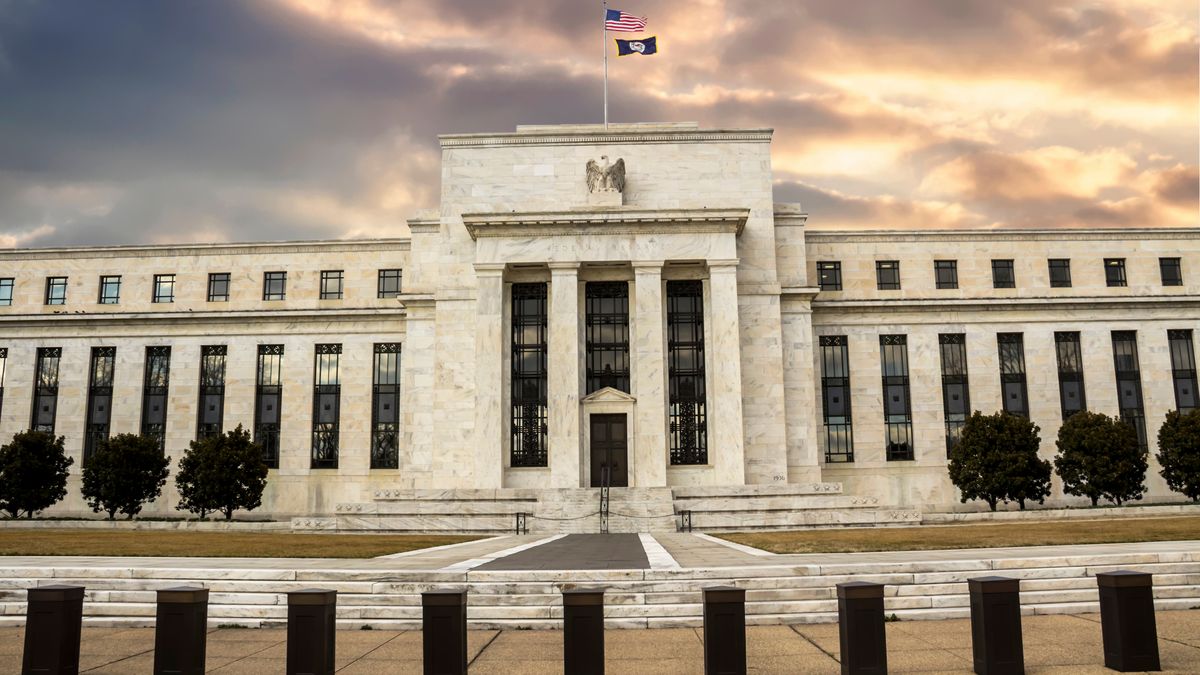 Fed zůstává přísný. Sazby ale půjdou dolů rychleji