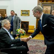 Petr Fiala se vítá se současným prezidentem a bývalým předsedou vlády ČR Milošem Zemanem.