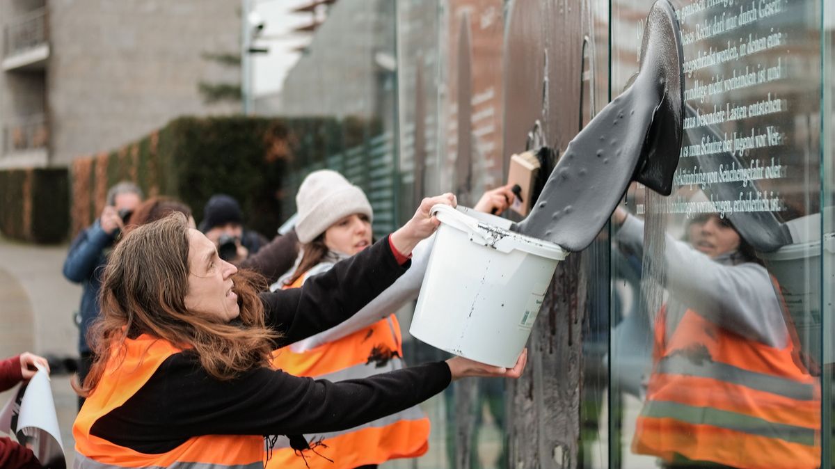 Klimatičtí aktivisté v Berlíně poničili dílo oslavující německou ústavu