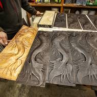 Po obou stranách medaile jsou pak reliéfy s rybou, která odkazuje na oblíbený renesanční motiv delfínů. 