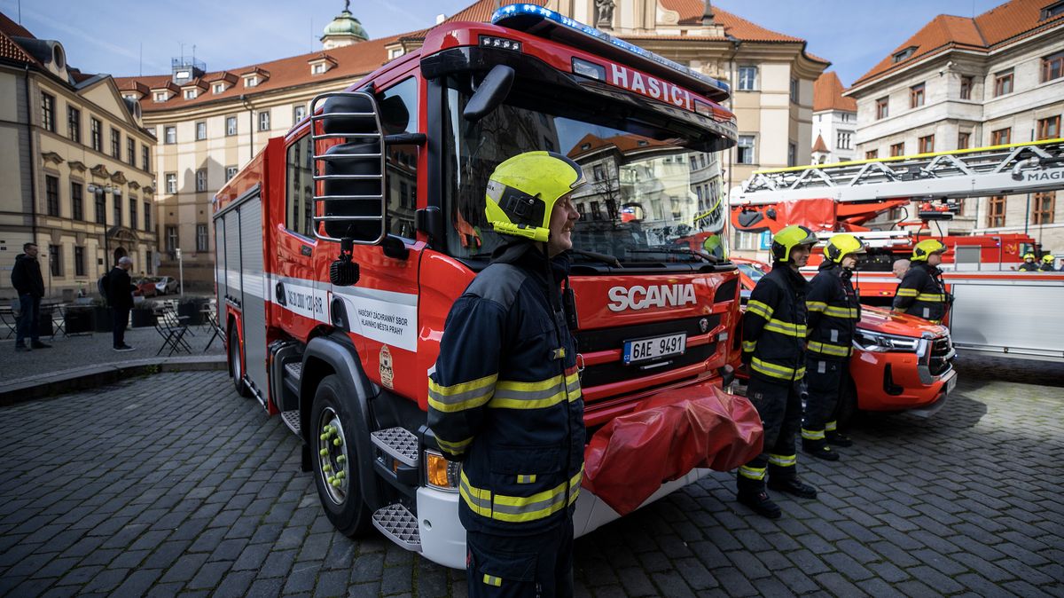 Na více místech na Vltavě v Praze zasahují hasiči