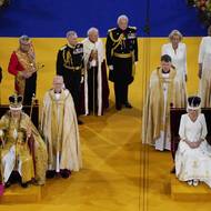 Panovník kromě Koruny obdržel další korunovační předměty jako královské jablko, které symbolizuje náboženskou a morální autoritu, žezlo reprezentující světskou moc, a vladařské žezlo v podobě zlaté hole zakončené bíle smaltovanou holubicí, která je znakem spravedlnosti a milosrdenství.