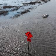 Důsledky rozsáhlých záplav v Kalifornii. Vyfoceno 23. března poblíž města Corcoran.