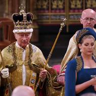 Arcibiskup poté poprvé v historii vyzval osazenstvo opatství i diváky, aby králi slíbili věrnost oni.