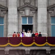 Pozdrav krále a královny z balkonu Buckinghamského paláce.