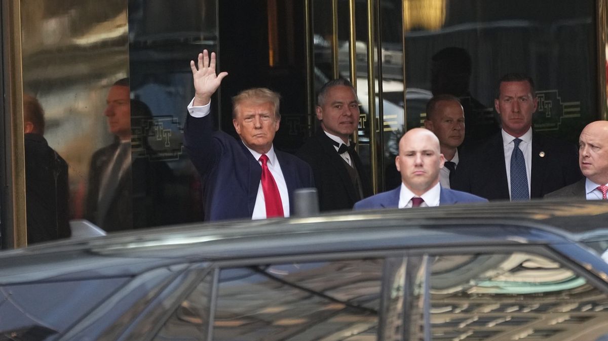 Americký exprezident Trump dorazil k soudu. Brzy si vyslechne obžalobu