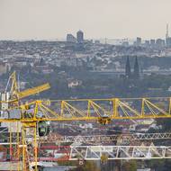 Nuselský most a východní část Prahy. Výhled z jeřábu u Smíchovského nádraží, kde probíhá intenzivní výstavba.