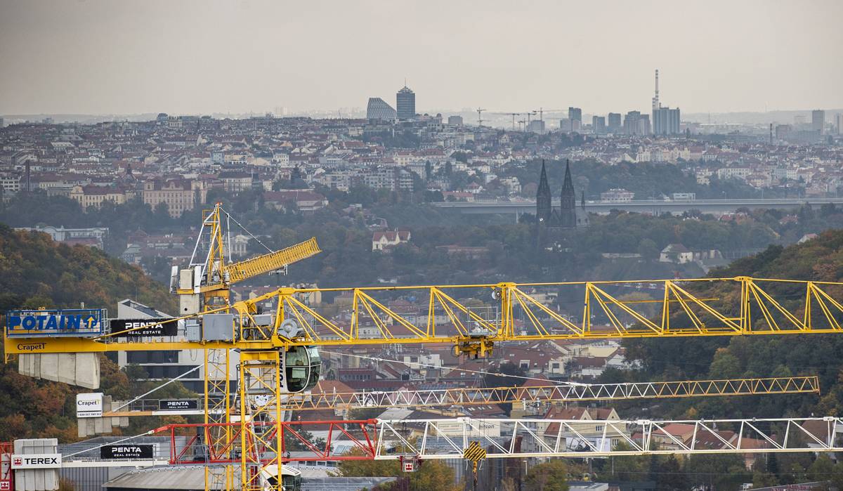 Nuselský most a východní část Prahy. Výhled z jeřábu u Smíchovského nádraží, kde probíhá intenzivní výstavba.