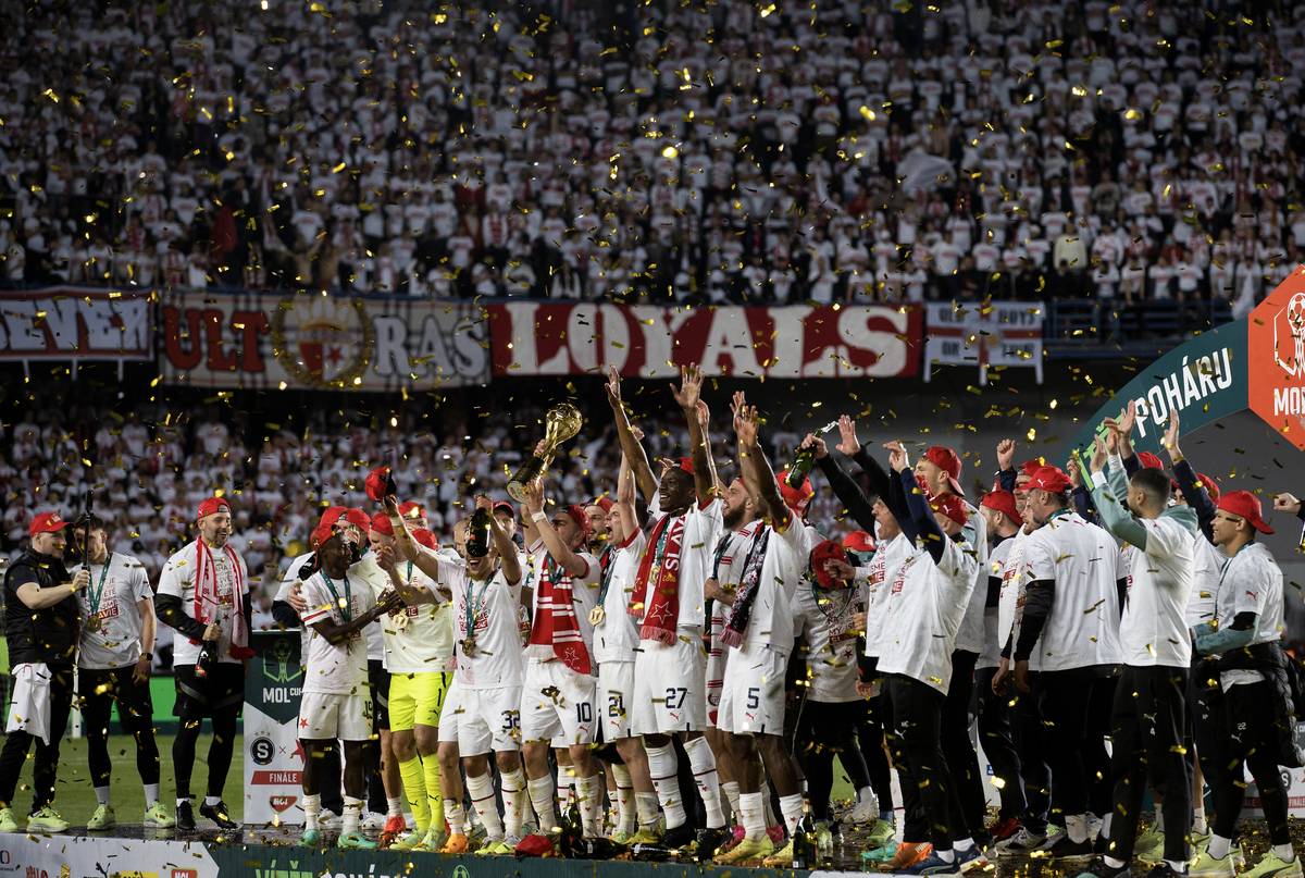 Po finále si vítězové přišli pro pohár, druhou nejcennější trofej v domácím fotbale. O vítěze ligy se ještě Sparta se Slavií poperou v nadstavbě Fortuna ligy.