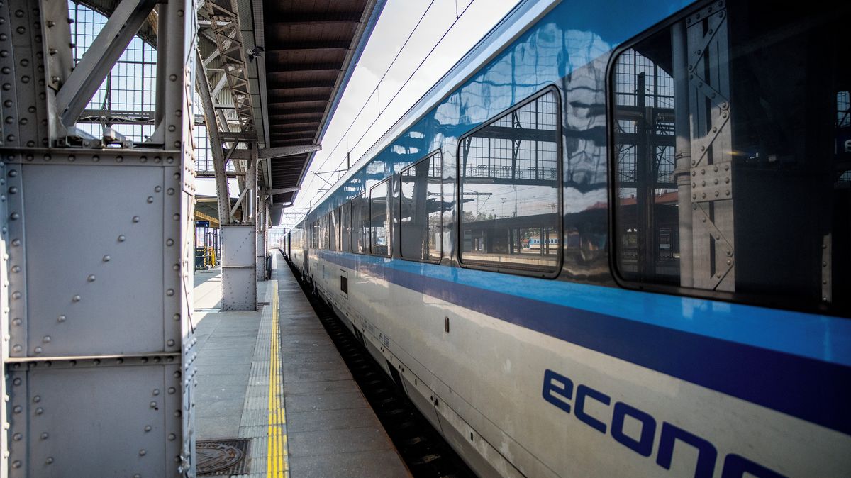 Srážka vlaku s člověkem na Pardubicku zastavila provoz na železničním koridoru