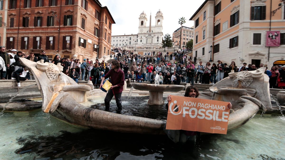Attivisti “attaccano” la celebre fontana romana