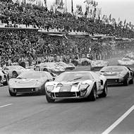 Start slavného závodu 24 hodin Le Mans z 18. června 1966 s vozy Ford GT40 v čele, ve kterém bral Ford celé podium.