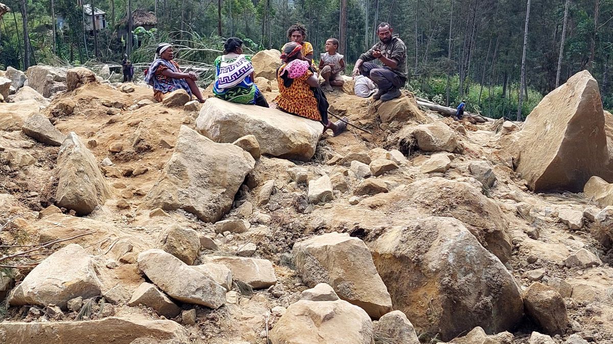 Foto z Papuy: Po sesuvu se lidé snaží přeživší vyhrabat holýma rukama