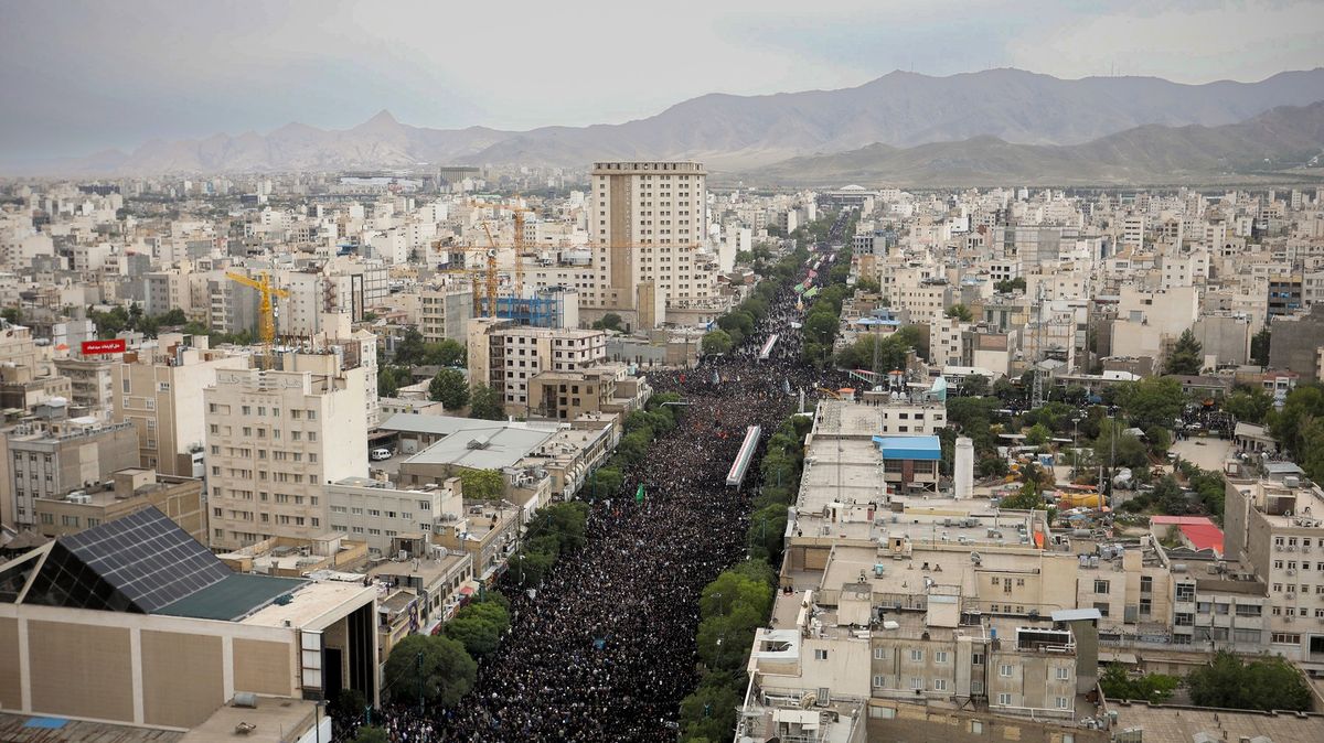 Poslední sbohem Raísímu ve fotkách: Do ulic vyšly tisíce Íránců