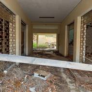 V budovách je tak dodnes možné vidět vše, co jejich obyvatelé v místě před 50 lety ve spěchu zanechali.