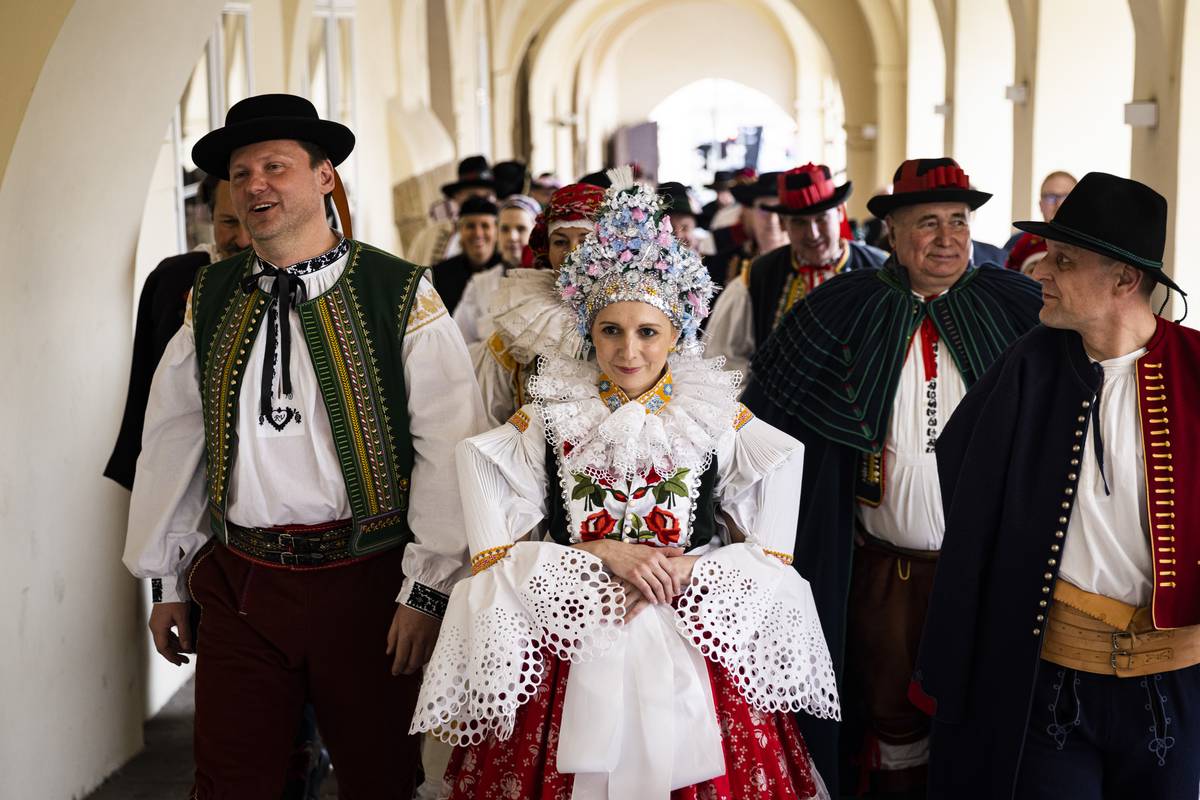 Hlavním organizátorem „krojové“ akce v dolní komoře Parlamentu byl poslanec ANO Radek Vondráček (vlevo).