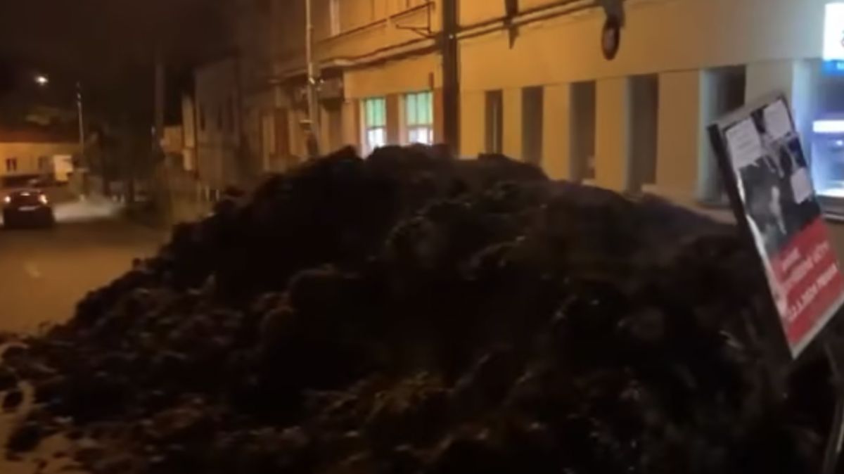 Před Novotného úřad v Řeporyjích někdo v noci vysypal kupu hnoje
