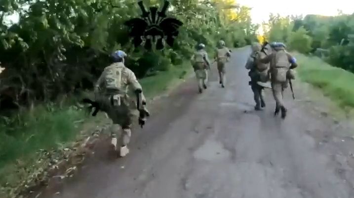 Video: Působí v šedé zóně. Ruské diverzní skupiny pronikají do Sumské oblasti