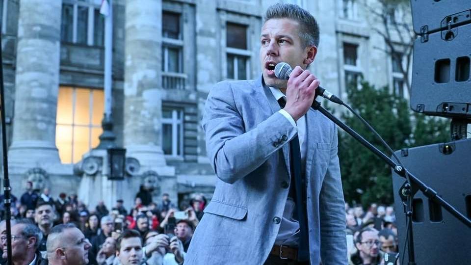 Prý ukradl telefon. Maďarská prokuratura chce stíhat opozičního europoslance