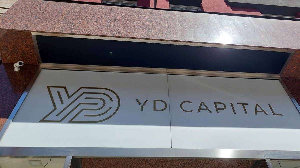 Advokát dělal pro padlou YD Capital, teď zastupuje držitele dluhopisů