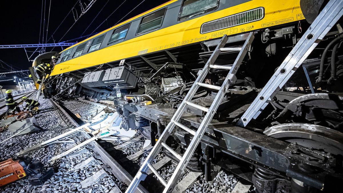 Vlakové spojení mezi Čechy a Moravou je ochromeno kvůli nehodě v Pardubicích