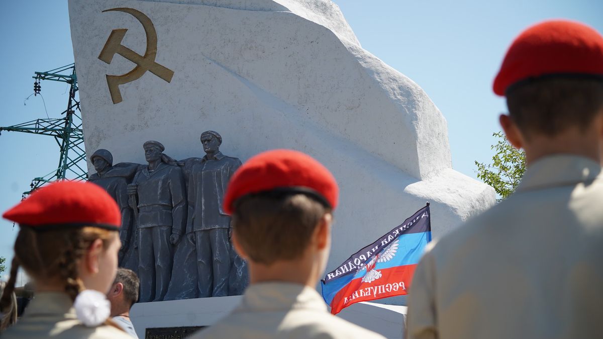 Rusové slavili „osvobození“ Mariupolu, stále vězní stovky obránců Azovstalu