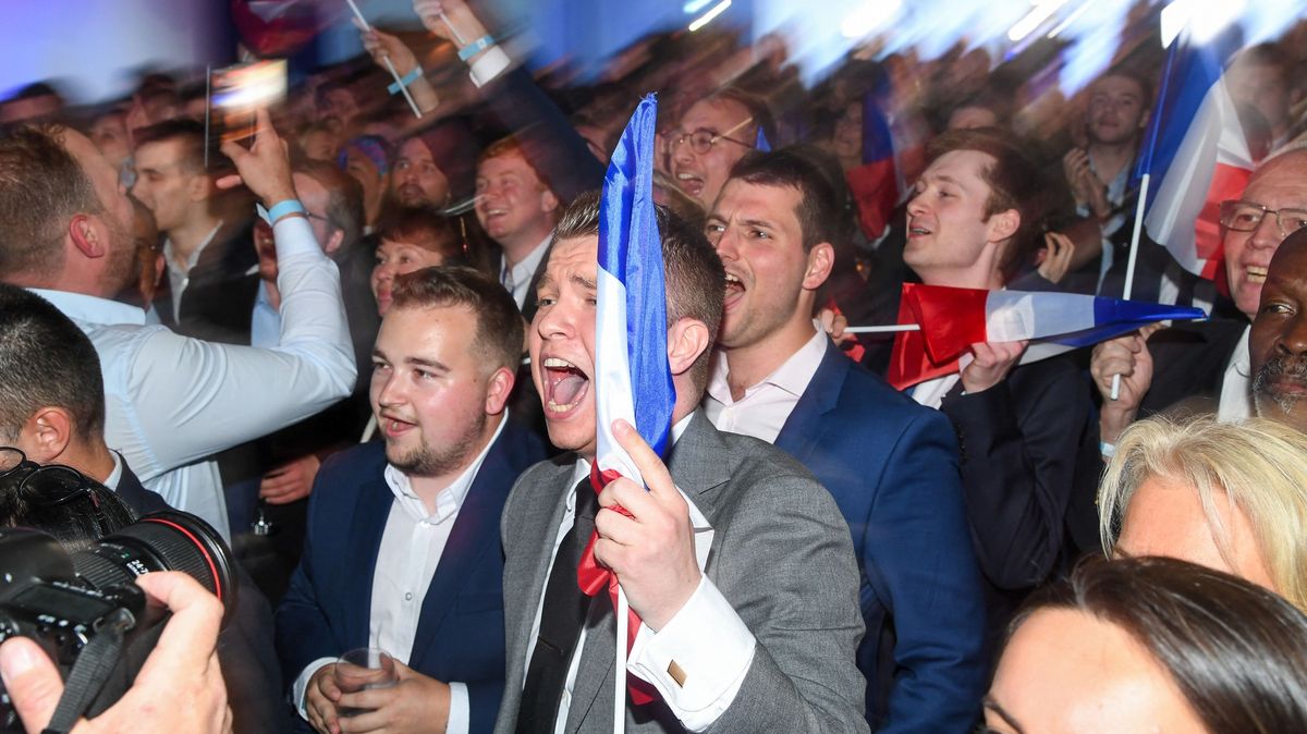Fotky: Výbuchy radosti u lepenovců i AfD. Francouzská levice vyšla do ulic
