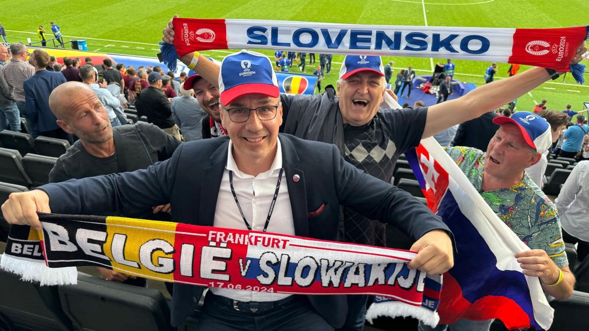 Výlet za fotbalem. Slovenští vládní politici vyrazili na zápas speciálem