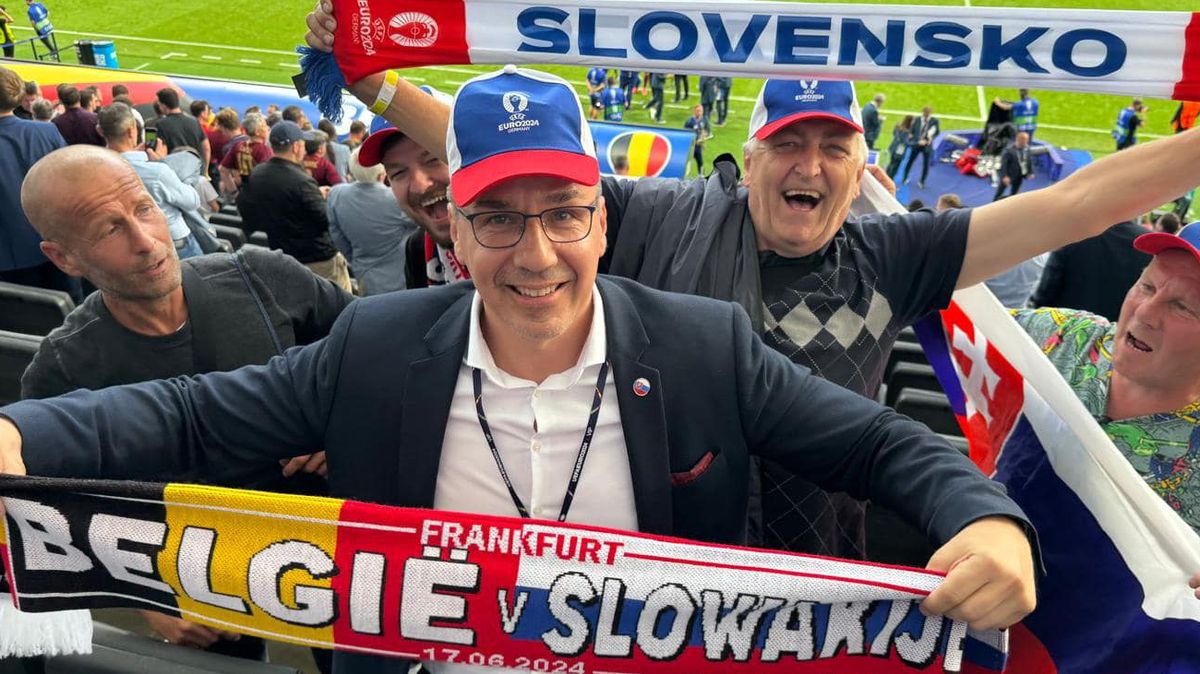 Výlet za fotbalem. Slovenští vládní politici vyrazili na zápas speciálem