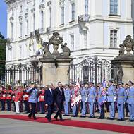 Z Palachova náměstí se delegace se slovenským prezidentem vydala na Pražský hrad. 