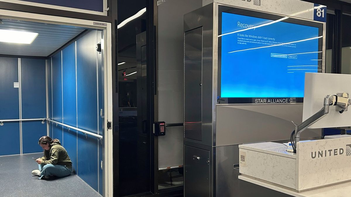 Fotky: Obrazovky zmodraly, letiště po celém světě ochromil výpadek