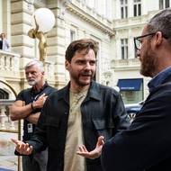 Brühl v poslední době vynikl především v oscarové adaptaci stejnojmenného slavného románu Ericha Marii Remarquea Na západní frontě klid, která líčí detailně hrůzy první světové války očima řadového vojáka, tentokrát z německé perspektivy. Film z roku 2022 z produkce platformy Netflix se natáčel mimo jiné i v českých Milovicích.