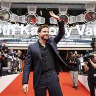 Čtvrteční Brühlův příjezd na červený koberec provázel velký zájem diváků a médií.