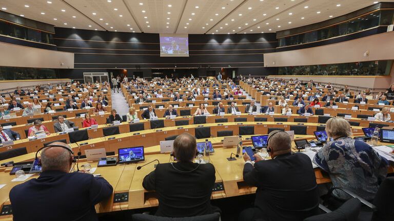 V rámci vyšetřování korupce v Evropském parlamentu bylo obviněno osm lidí