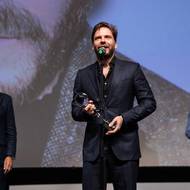 Brühl poté zaplněnému Velkému sálu hotelu Thermal představil svoji komedii Soused z roku 2021, kterou režíroval a zahrál si v ní hlavní roli.