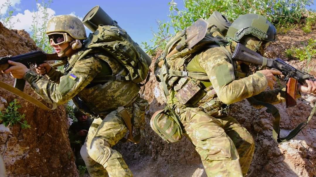 Končí rasputica a Rusové masivně útočí. Ukrajinské linie jsou ale teď pevné
