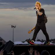 Ed Sheeran si vystačí jen s kytarou. Písničkář do Hradce Králové za víkend příláká zhruba 100 tisíc lidí z Česka i okolních zemí.