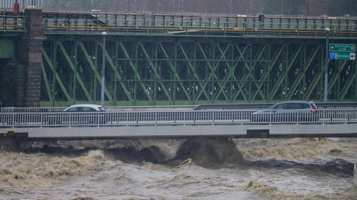 Fotky z Vídně: Vídeňka se rozlila, k některým budovám se lze dostat jen lodí