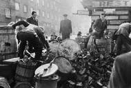 V Praze se rozhořelo 5.května 1945 povstání bojem o rozhlas. Dne 6.května zasáhli do bojů, proti německým jednotkám, příslušníci tzv. Vlasovovy armády (ROA). Předsunuté jednotky 1.ukrajinského frontu pronikly do Prahy časně ráno 9.května a zlikvidovaly poslední ohniska německého odporu. Po provolání České národní rady vyrostlo do 6.května ráno v pražských ulicích na 1600 barikád. Na sn. barikáda v Praze.