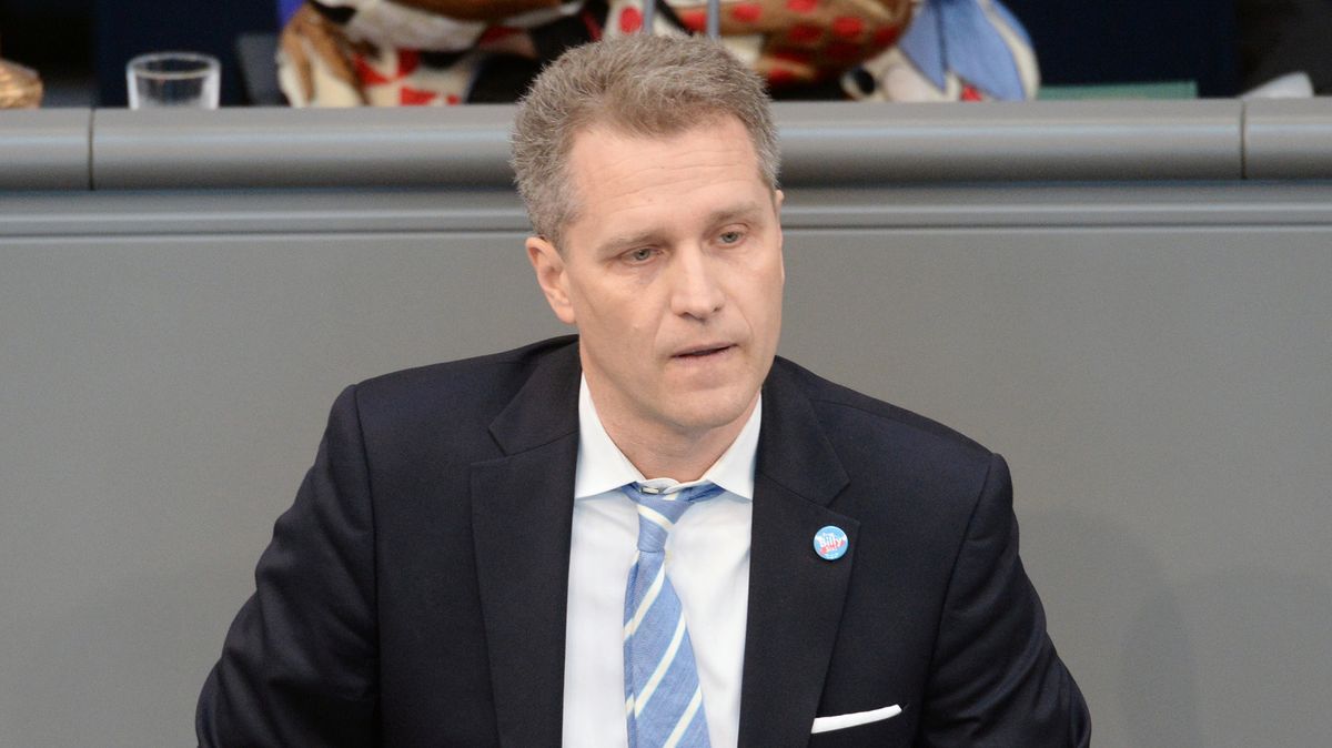 Europarlamentní výbor doporučil zbavit Bystroně z AfD imunity