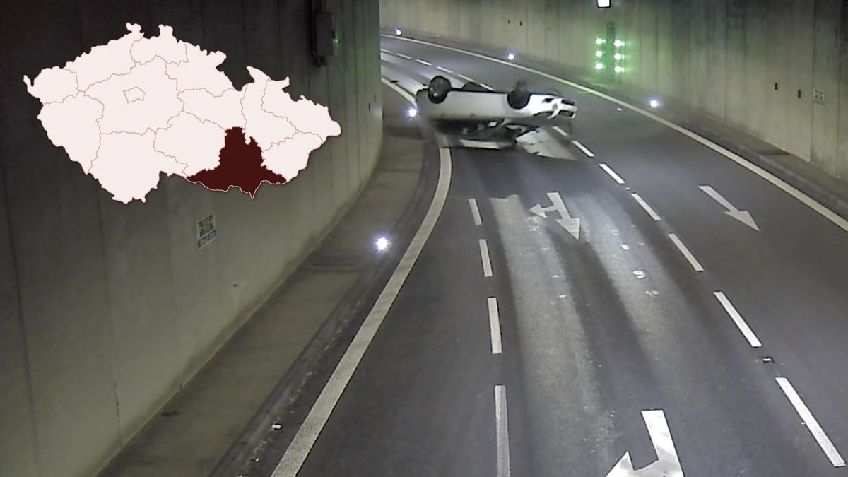 Video: Opilý řidič v brněnském tunelu obrátil auto na střechu