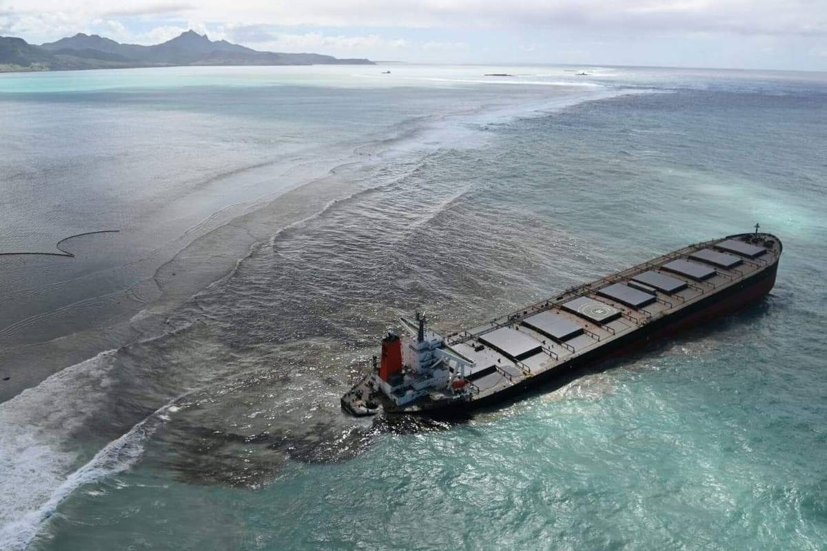 Následky havárie tankeru u ostrova Mauricius.