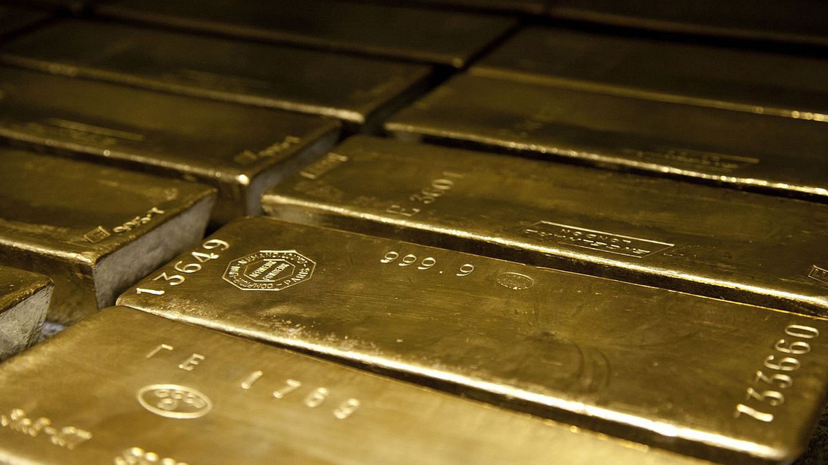 Zlato se blíží k historickému maximu. Jak do něj investovat?